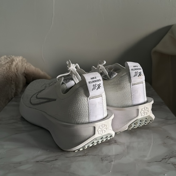 nike running shoes - Picture 2 of 3